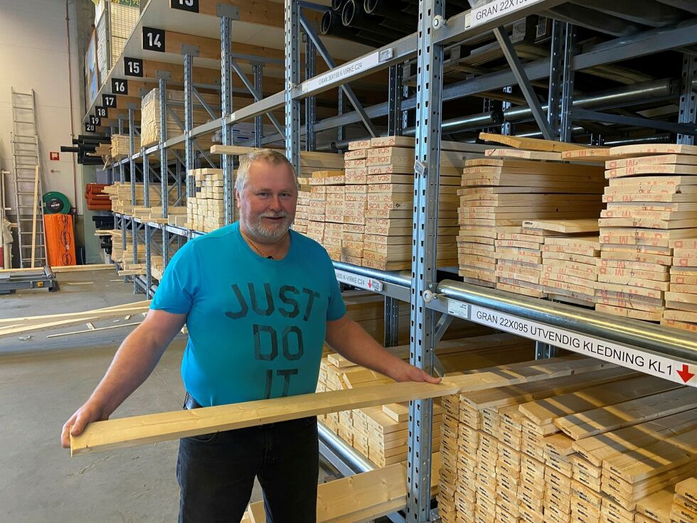 Einar Gabrielsen sparte noen kroner på å handle før prisøkninga på materialer fra tirsdag 1. juni.
 Foto: Hallgeir Henriksen
