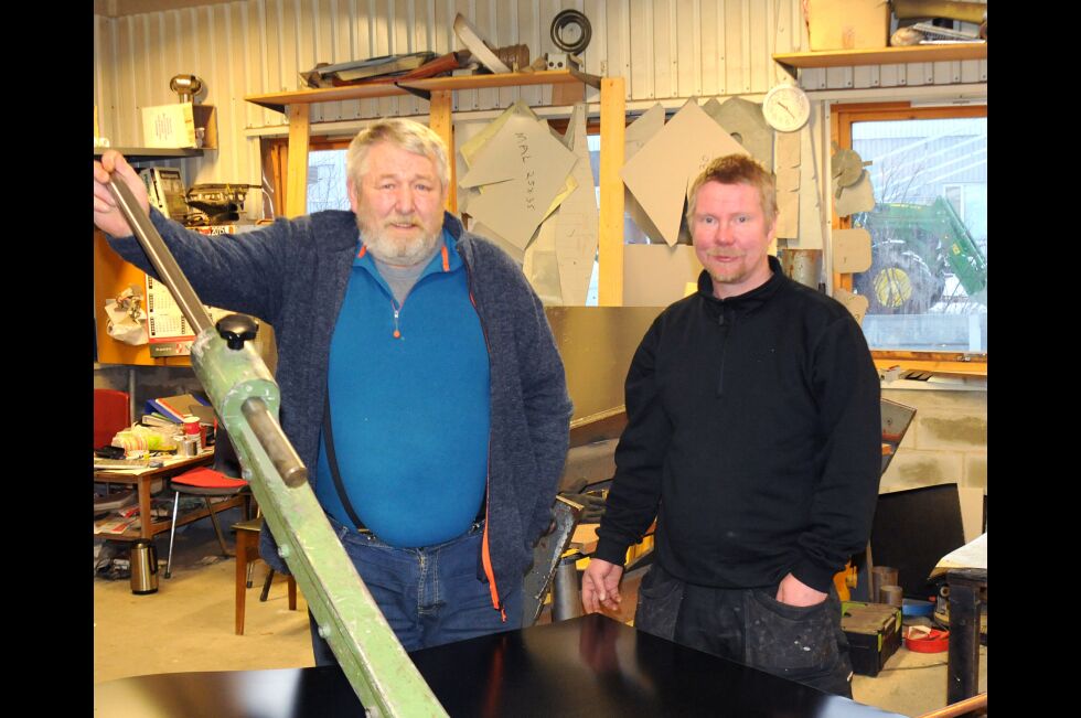 Knut Olsen (til venstre) solgte blikkenslagerverkstedet i Tana bru til Per Eirik Anthi i begynnelsen av måneden. salget skjedde nærmest i hagen til den nye eieren i sommer.
 Foto: Tom Hardy