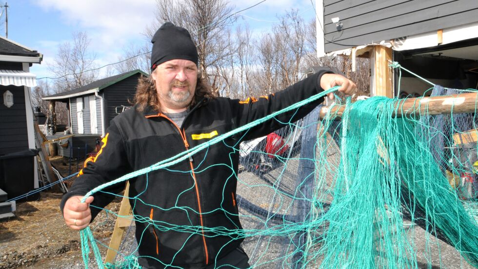 Grunnet kortere fisketid med garn har Helge Stærk gått til innkjøp av dyre laksenøter.
 Foto: Hallgeir Henriksen