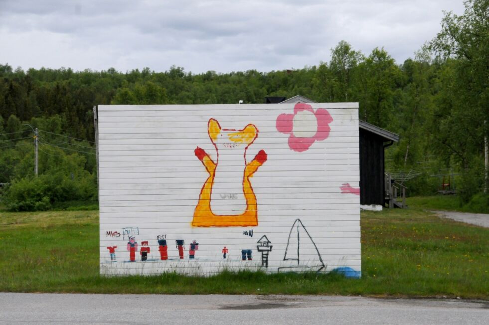 På det meste var over hundre elever fra Neiden og fjordstrøkene, inkludert Bugøynes, på internatet og skolen i Neiden. Utendørs er dette et stort minne fra skoletida.
 Foto: Hallgeir Henriksen