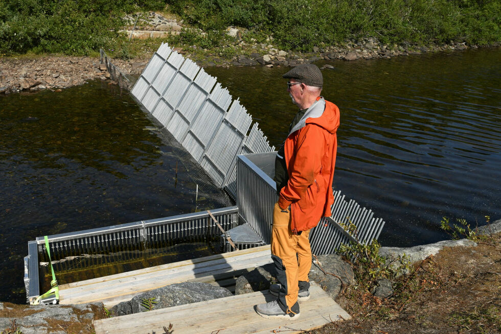 Bjørn Tore Pedersen kan fortelle at det enda ikke har kommet en eneste pukkellaks i fella som stenger Smørfjordelva. Derimot har de kommet over en naken estlender som fanget seg en laks.
 Foto: Irene Andersen