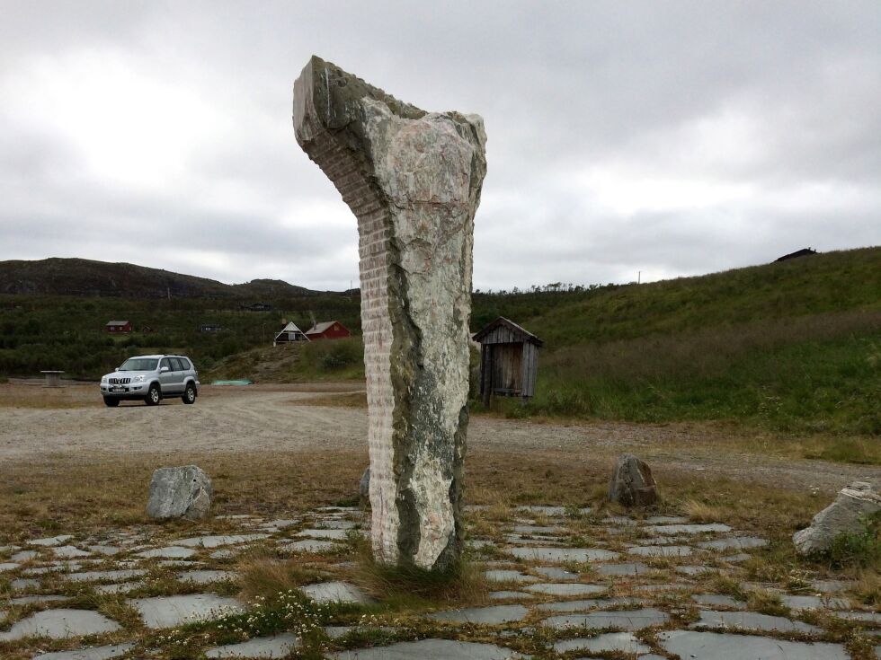 Hele minnesmerket over kunstneren John Savio i hans hjembygd, Bugøyfjord, har stått til forfall i mange år.
 Foto: Sverre Østerbøl