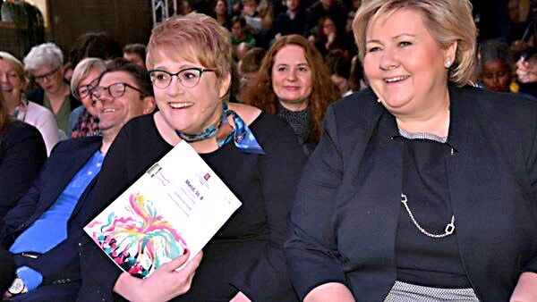 Kulturminister Trine Skei Grande og statsminister Erna Solberg under presentasjonen av den nye kulturmeldingen. Regjeringen vil arbeide for et representativt og relevant kulturliv, med like vilkår for alle, uansett bakgrunn.
 Foto: Ketil Frøland/Kulturdepartementet