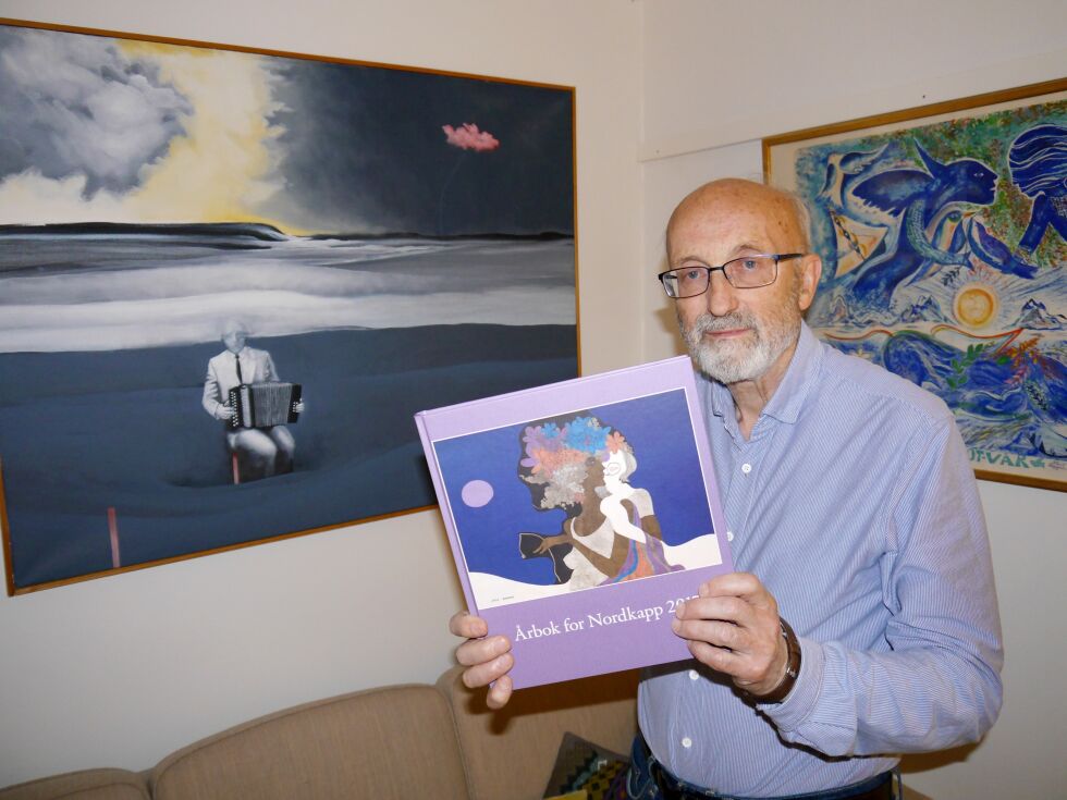 Redaktør Knut Bjørn Lindkvist kan lettet og fornøyd vise fram et ferskt eksemplar av Årbok for Nordkapp 2017. Lokalt ståsted; ut fra en internasjonal sammenheng, er hovedfokus i årets utgave.
 Foto: Geir Johansen