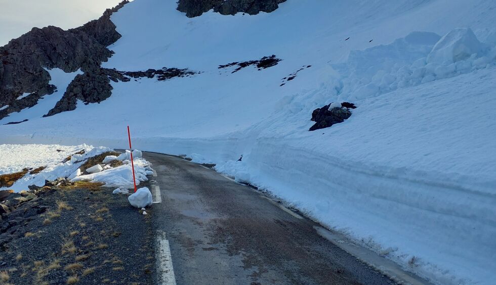 Seglkollen ved fv. 8100, Hamningbergveien, under befaring 15. mai. Her ser man ras fra hengeskavlen. Nå skal det graves en voll som skal ta i mot snø som raser ned senere.
 Foto: Jan Inge Johansen/ FFK