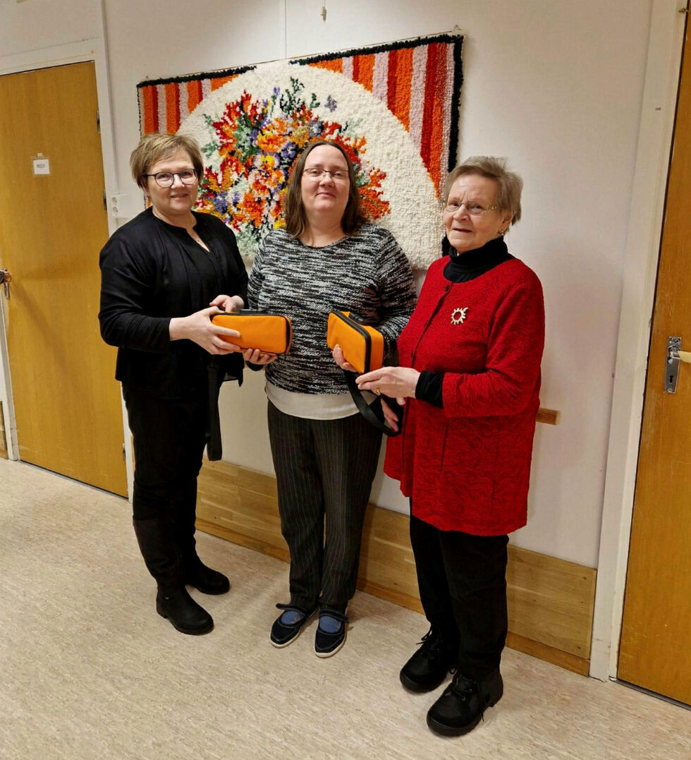 Kate Persen (til venstre) og Amalie Persen (til høyre) overrekker to smertepumper til avdelingssykepleier Stine Strifeldt på Solbrått omsorgssenter. Strifeldt er takknemlig for gavene, nå er de ikke lenger avhengig av å låne fra Lakselv. 
– Det er gull for oss, som er fire mil unna Lakselv, smiler Strifeldt.
 Foto: privat