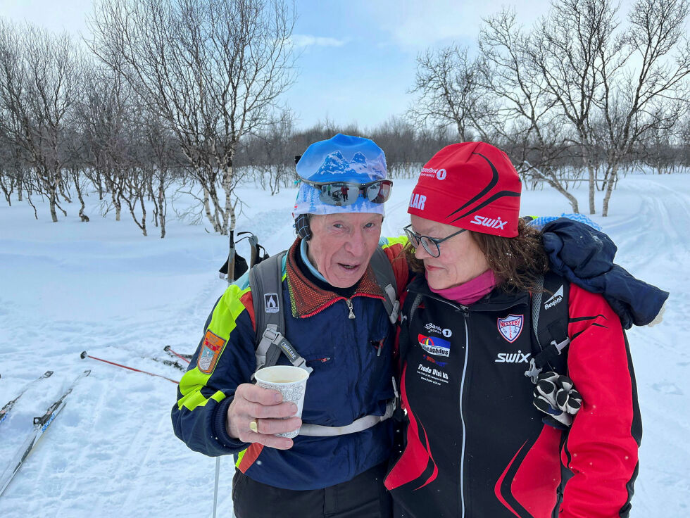 Anders Porsanger (88) var en av de som gikk fra Seida og til Vadsø. Her i hyggelig prat med Britt Inger Olsen.
 Foto: Britt-Inger Olsen
