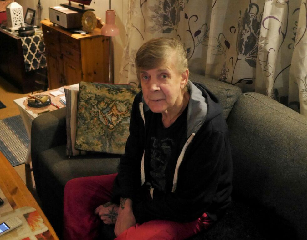 Knut Tranås  fra Honningsvåg er en av flere beboere som reagerer på at husleie for kommunale boliger ble nær fordoblet i fjor høst. Han sier at leiligheten han bor i er så kald at han om vinteren bruker rundt 2.000 kroner i måneden til å fyre med ved; i tillegg til strømutgifter. Foto: Geir Johansen