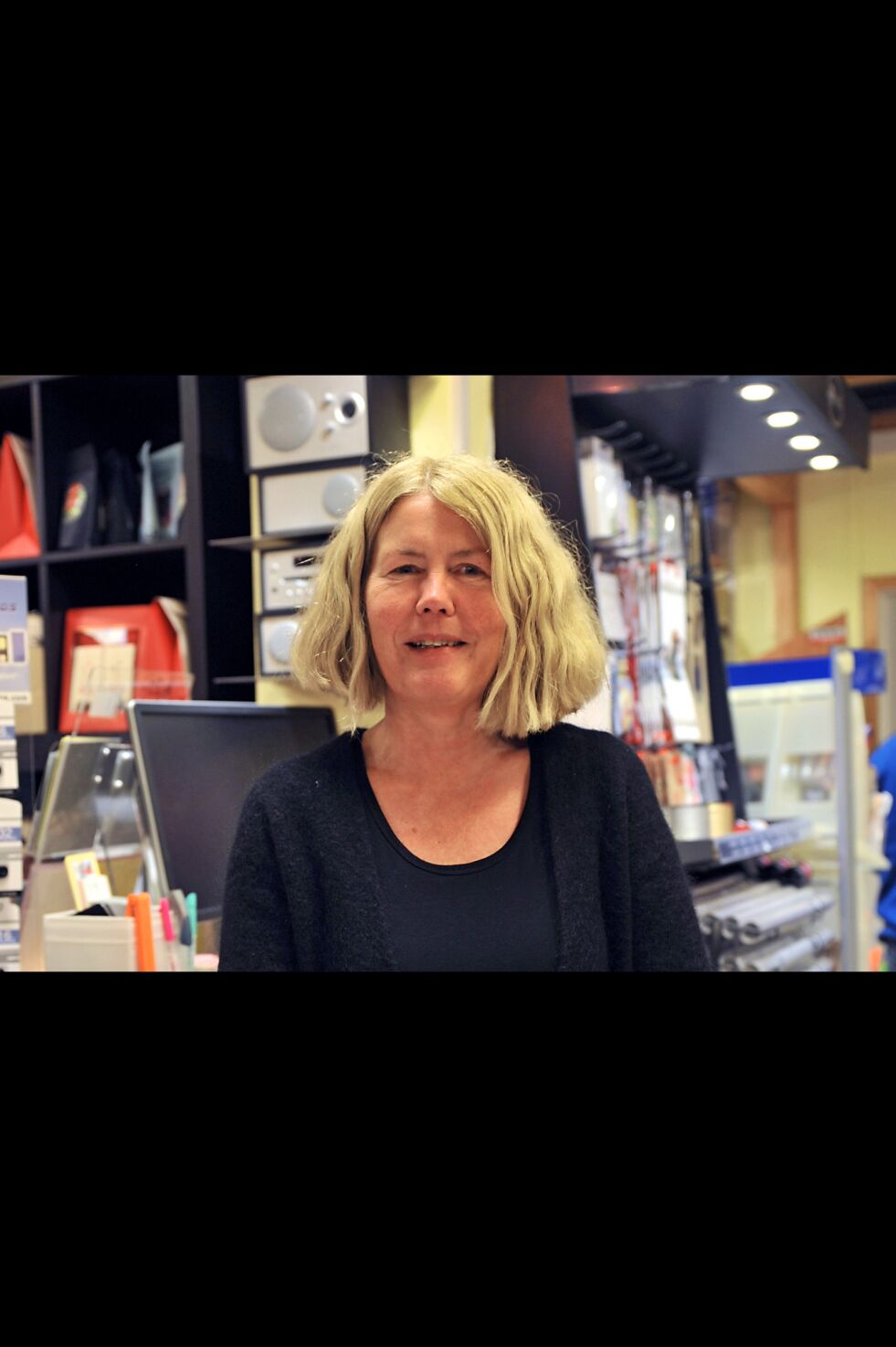 Gøril Søndrol er direktør i Nordkyn Bok og Papir, butikken som også har leker, svibler, redningsvester, mascara og arbeidsklær.
 Foto: Erik Brenli