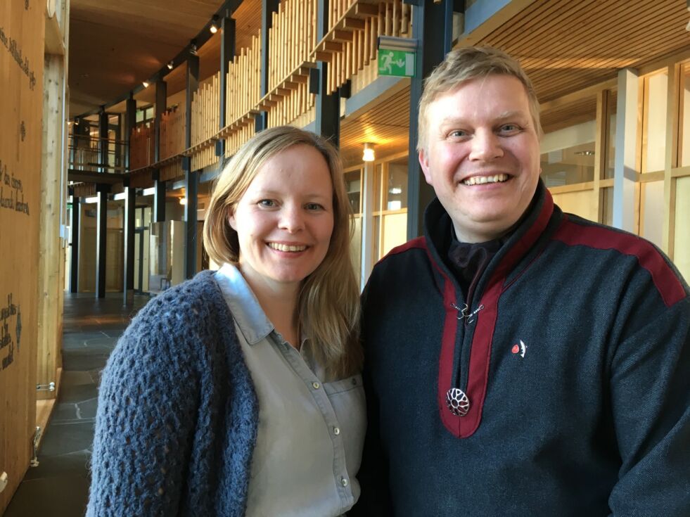 Kirsti Guvsám (NSR) og Ronny Wilhelmsen (AP) er enig om Sametingets reviderte budsjett.
 Foto: Pressefoto