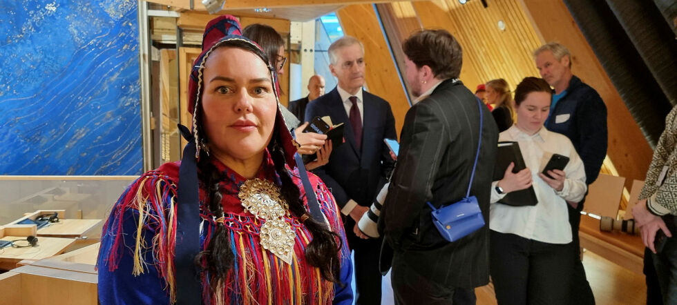 Sametingspresident Silje Karine Muotka. I bakgrunnen ser vi statsminister Jonas Gahr Støre. Bildet er fra Støres besøk på Sametinget i mars.
 Foto: Steinar Solaas