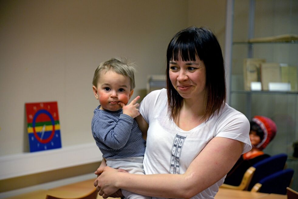 Anne Marie Guttorm Graven er Mummimamma i den nye filmen. Her med sønnen Ingolf Áilin på armen. Bildet er tatt i 2015.
 Foto: Steinar Solaas