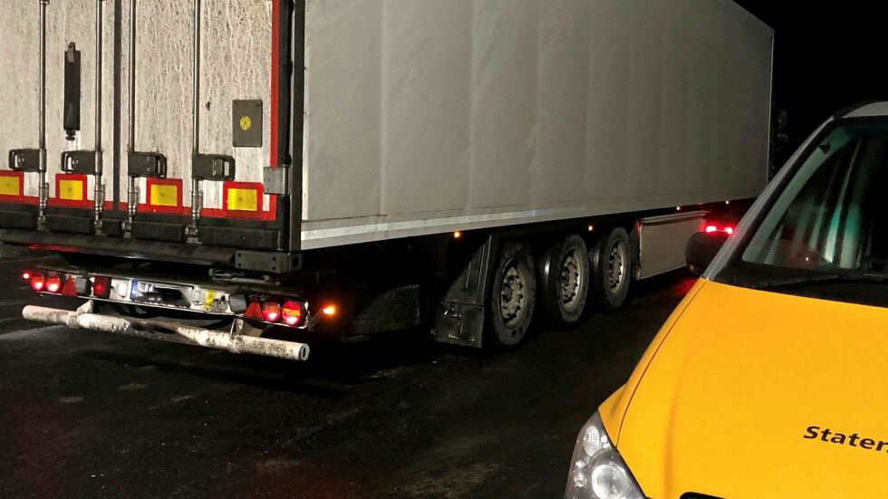 Statens vegvesens kontroll av tungtransporten ved riksgrensa ved Geađgeluoppal  førte til at elleve kjøretøy fikk øyeblikkelig bruksforbud. Foto: Statens vegvesen.