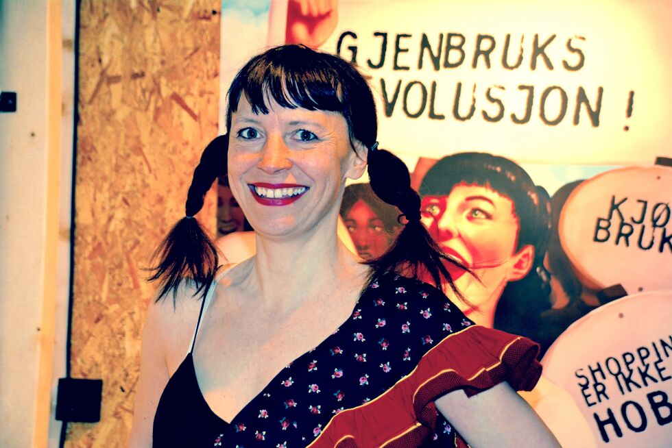 Kunstner Charlotte Nilsen har alt som skal til for å lage en revolusjon: Slagord, bannere, flyers, karisma og engasjement.
 Foto: Elin Margrethe Wersland