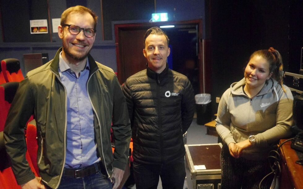 De rigger til for festivalkonsert i Nordkapp kino og kultursal lørdag 22. august. Fra venstre Tommy Gamst Vitikka, Andreas Børvik og Eilen Robertsen. Foto: Geir Johansen