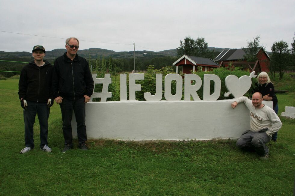 Familien samlet foran ett av mesterverkene til Chris, nemlig skiltet Ifjord. Bokstavene er av betong.
Fra venstre Bjørn Hugo. Trym Sondre, Chris Henning og Vivi Synnøve. FOTO: ANTHON SIVERTSEN