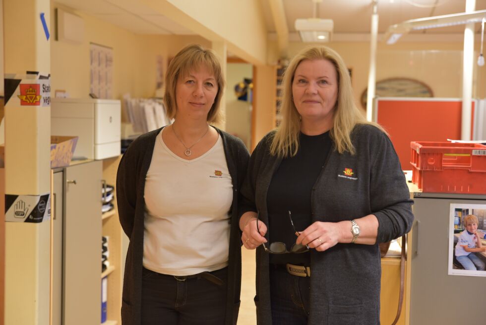 Konsulentene Julie Johansen og Ellen Jacobsen ved Statens vegvesen i Lakselv, mener det er bra at førerkortet nå er tilgjengelig digitalt.
 Foto: Kristin A. Humstad