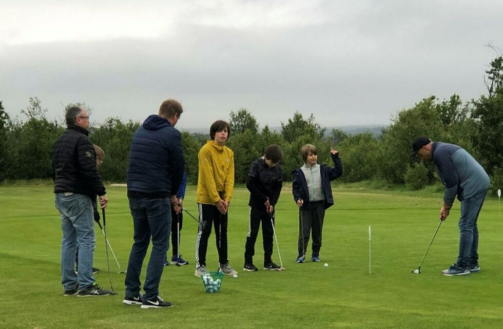 Rune Skanke er fornøyd med oppmøtet. –  Vi vil tilrettelegge for både barn og ungdom som har lyst til å teste ut golf. Kanskje vi klarer å vekke litt interesse for det. Foto: Hannah Persen