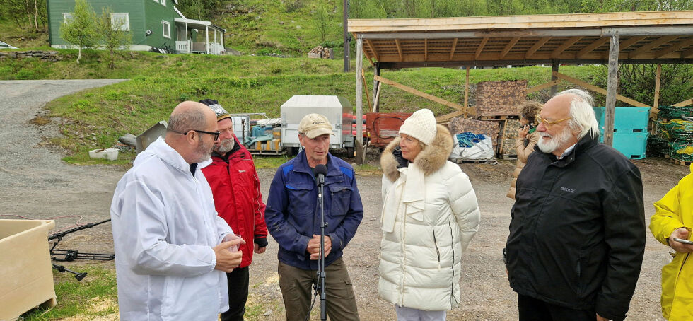 Sverre Pedersen (i midten) fortalte tilhørerne at tørrfisken er en viktig næring for ham og at han forsøker å lære ungdommene dette for å holde på tradisjonene.
 Foto: Tom Hardy