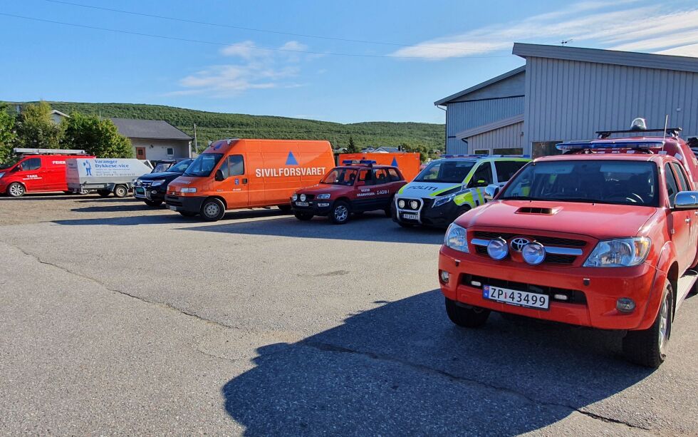 Mannskap har samlet seg for å lete etter den savnede personen i Jakobselvdalen.
 Foto: Torbjørn Ittelin