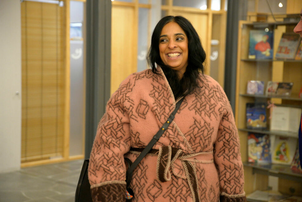 Kultur- og likestillingsminister Lubna Jaffery (Ap) besøkte Sametinget desember 2023.
 Foto: Steinar Solaas