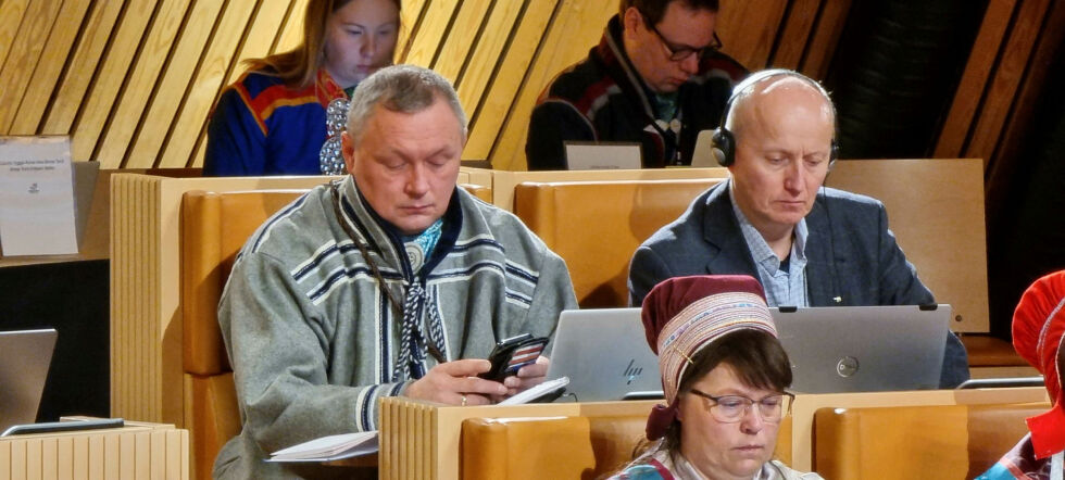 Sametingsråd Hans Ole Eira (Sp) til venstre, utsetter deadline.
 Foto: Steinar Solaas