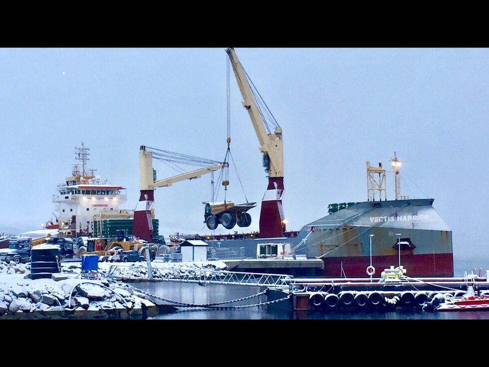 En etter en ble dumperne fra konkursboet etter SVG torsdag lastet ombord i denne båten på dypvannskaia i Kirkenes.
 Foto: Tarjei Sirma Tellefsen