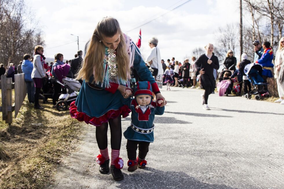 Både kofter, bunader, kjoler og dress var å se under 17. mai-feiringen. Denne lille karen var flott pyntet med polmakkofte på «barnas dag».
 Foto: June Helén Bjørnback