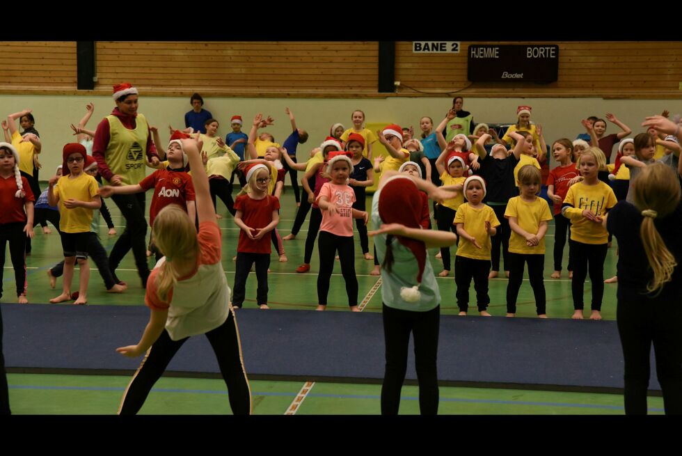 Under åpningen med BlimE! dansen stod 4. klassingene foran og viste dansen. ALLE FOTO: KRISTIN HUMSTAD.