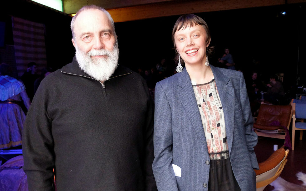 Geir Tore Holm som bidro i samtale om Áillohaš og med det poetiske verket «Soup of silence» og Elina Waage Mikalsen, som var kurator, vert og kunstner gjennom dagen.
 Foto: Tuva Johansen