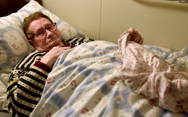 Julie (93) ble sendt hjem fra sykehuset med åpen veneflon og tynne klær
