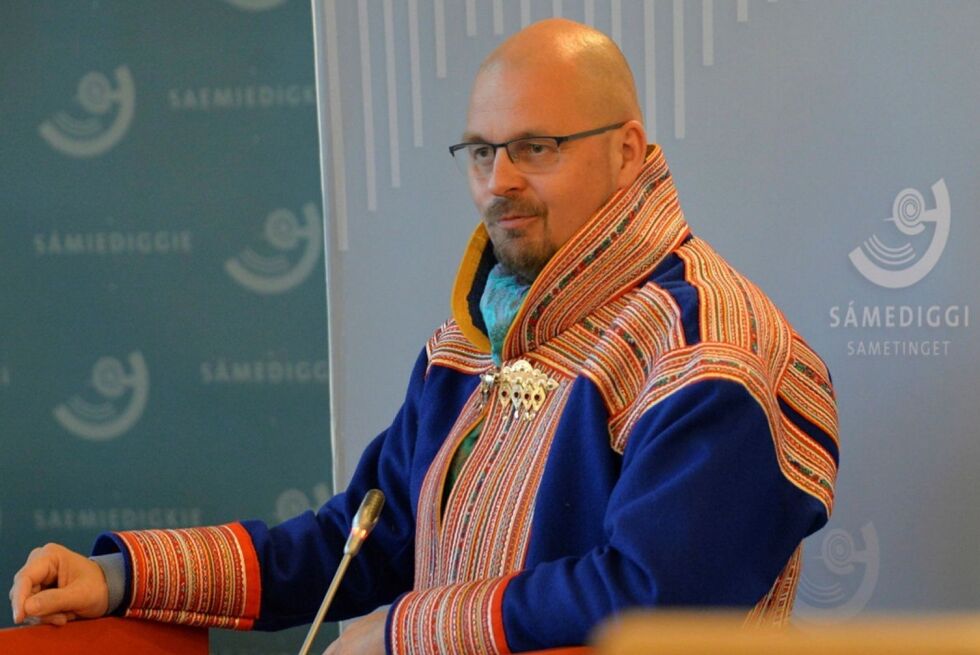 Sp forsyner seg fra Høyres innbytterbenk. Nils Ante Oskal Eira. Bildet er fra plenumsmøtet i oktober, da han møtte som vara for Lars Filip Paulsen i Høyre.
Foto: Steinar Solaas