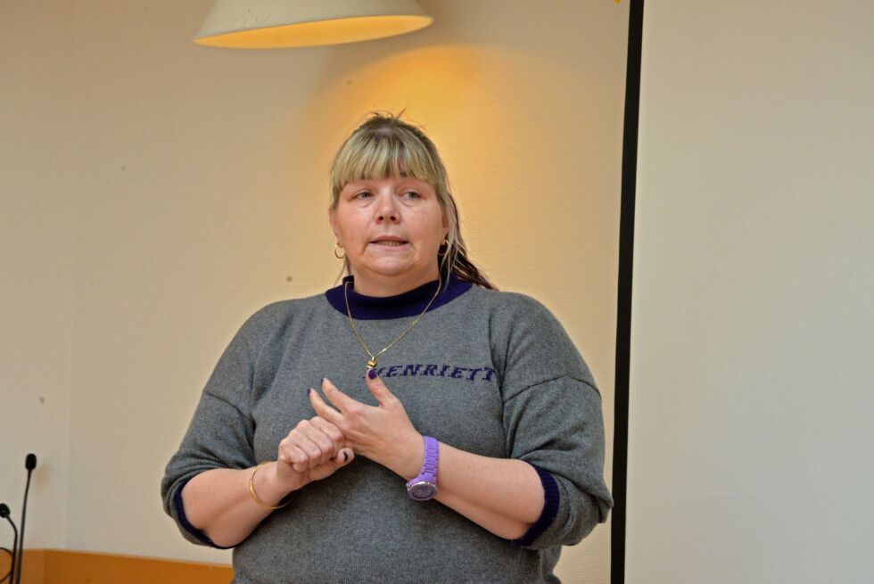 –  Vi kan ikke trylle fram folk i dette fylket heller, sier Leder Henriette Bismo Eilertsen i Midnightsun Tourist Service AS, og mener de har fått tilbakemeldinger på at det har funket bra å hente inn ungdom fra Alta til turistinformasjonen i Lakselv.
 Foto: Sonja E. Andersen