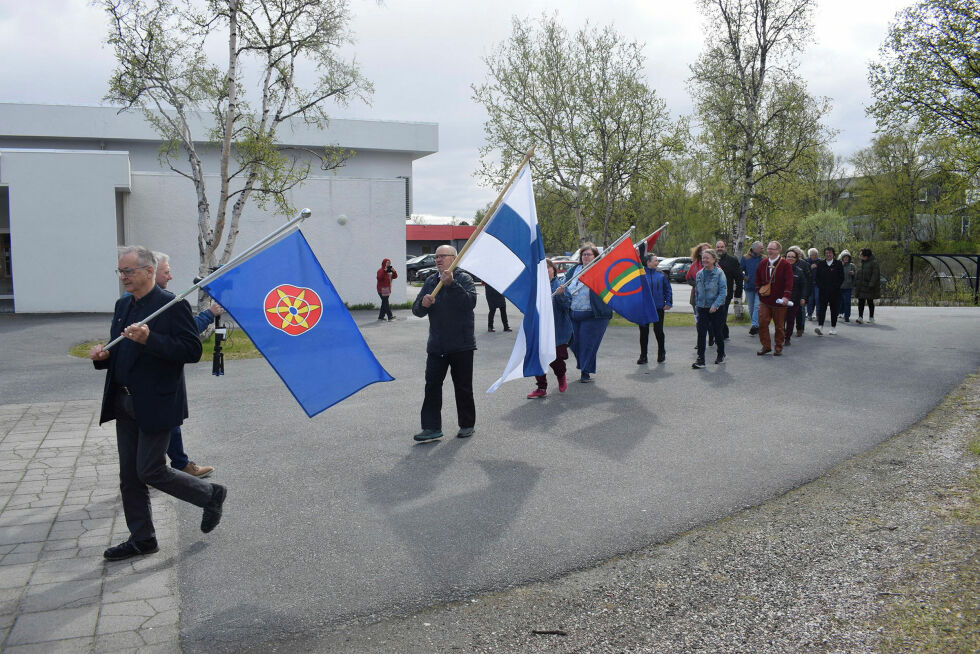 Det kvæn­ske, fins­ke, sam­iske og nor­ske løf­tes frem når flagg­bor­gen går inn til bib­lio­te­ket i Tana for å få med seg frem­leg­gel­sen av rap­por­ten.
 Foto: Birgitte Wisur Olsen