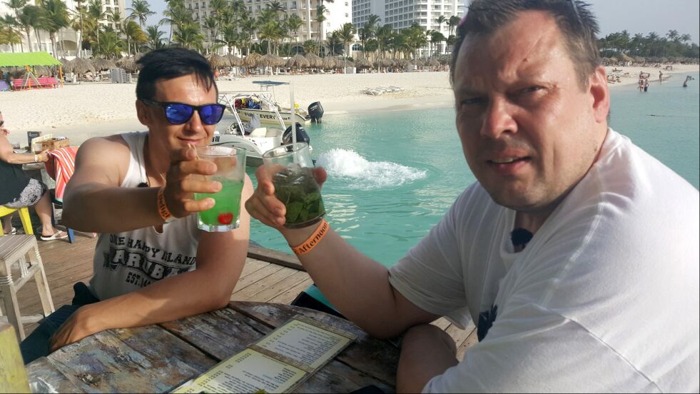 Kompisene Aslak Ole Skum og Jo Magne Hætta fra Kautokeino skåler på øya Aruba i Karibien, på deres første utenlandsferie. Det er en vakker øy, også med vakre damer. – Damer er vakre overalt i verden, ler Skum.
 Foto:  TV2
