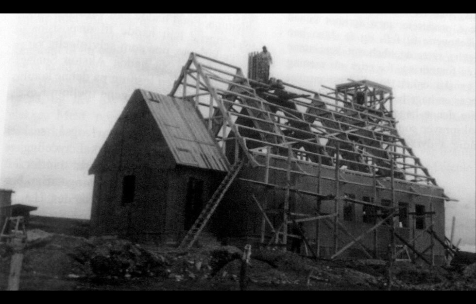 Slik så det ut i 1960, når Aksjon Soningstegn var i Kokelv og bygde kirken. Arbeidet tok 7 måneder, før kirken var klar til innvielse.
 Foto: Aksjon Soningstegn