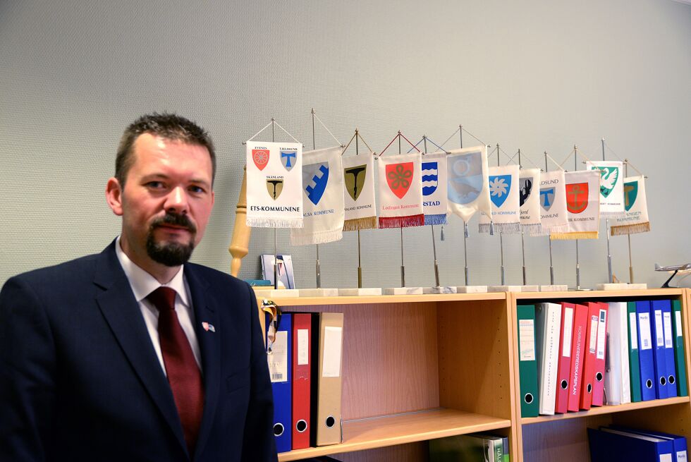 Mange av kommunene som har sin fane på Evenes-ordfører Svein Erik Kristiansen (H) sitt kontor ønsker nærmere bekjentskap.
 Foto: Steinar Solaas