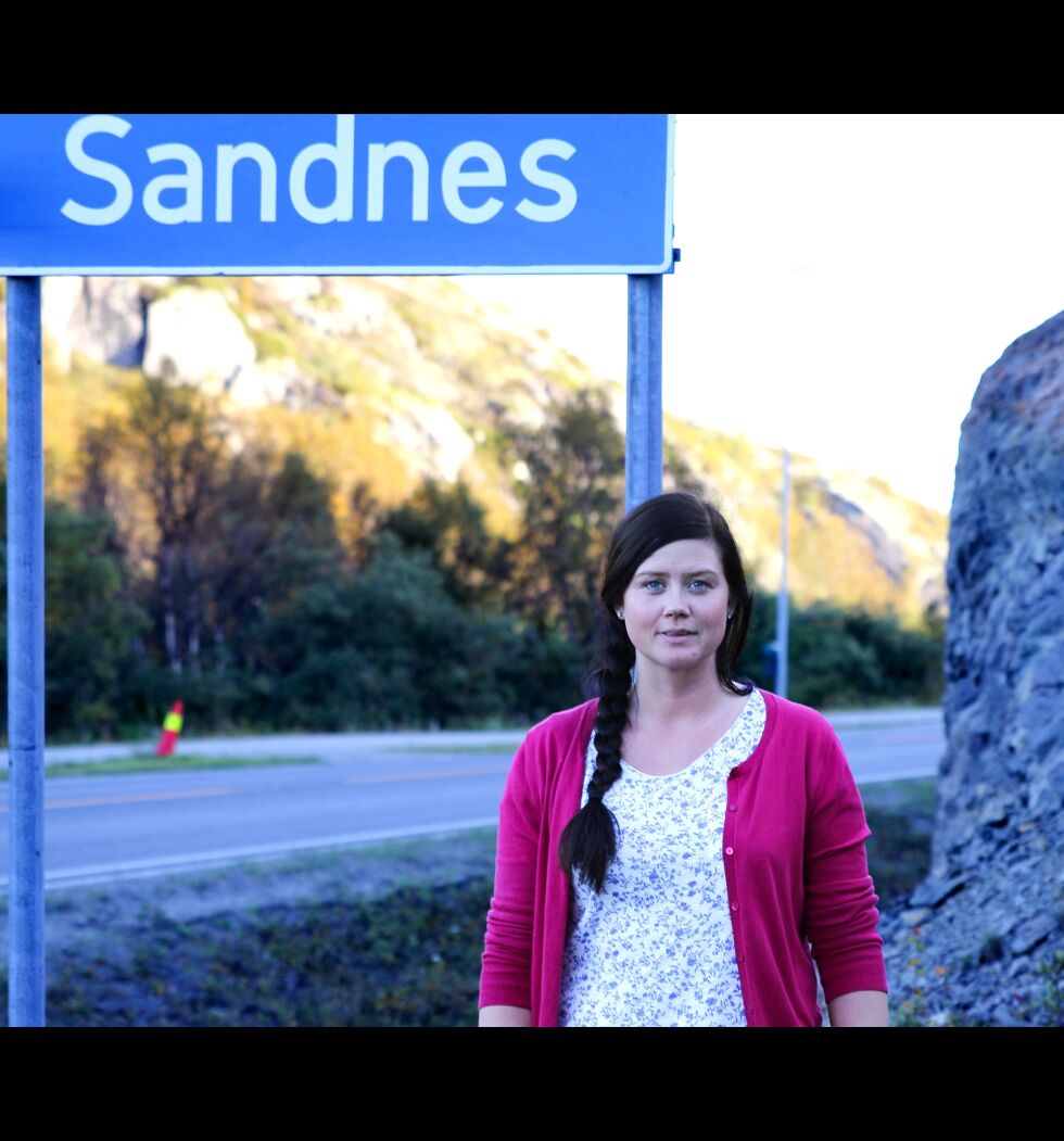 Christina Henriksen ved Sandnes-skiltet i Sør-Varanger.
 Foto: Silje L Kvammen