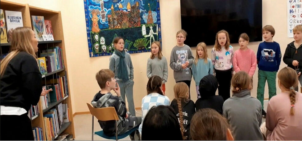 Agnete Saba og barn fra Nordkapp kulturskole stilte opp og sang samiske sanger under samisk språkuke.
 Foto: Privat