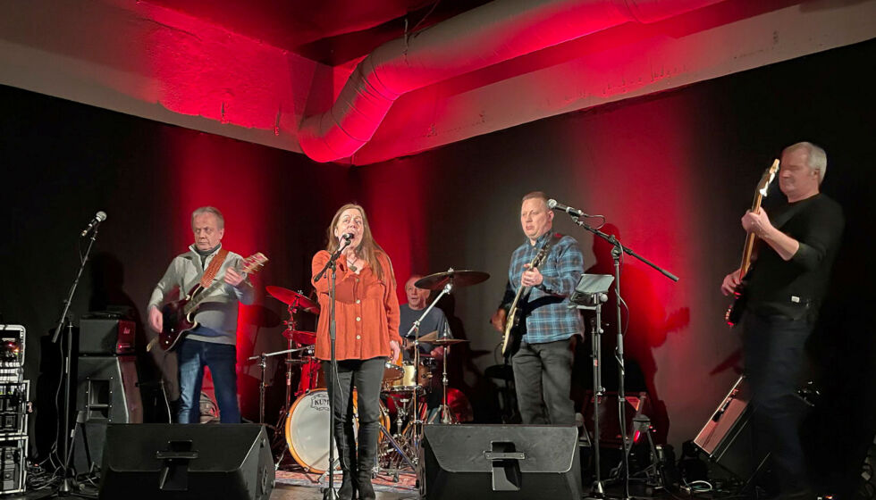 Wenche Johansen med band.
 Foto: Hannah Persen