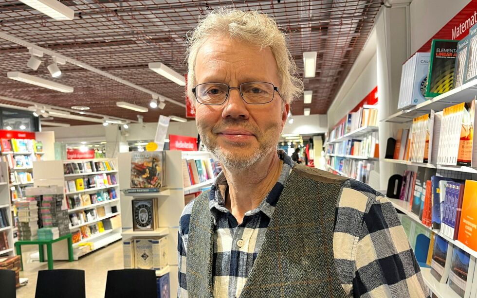 – Når dekanen i tillegg henstiller styret om å ikke ta stilling til opprettelsen av et senter på det kommende styremøtet, stikk i strid med et forslag fremmet av forskergruppa, fremstår det ikke akkurat som en styrking, men kanskje heller som en parkering, sier professor Øyvind Ravna.
 Foto: Elin M. Wersland