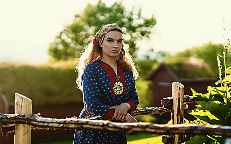 Dávvet Bruun-Solbakk fra Tana jobber til daglig i NRK Sápmi. Utenom dette er han engasjert i organisasjonen Garmeres, som jobber for skeive samers rettigheter og arrangerer Sáp­mi Pride. For tiden sitter han i styret, men har tidligere også vært leder.
 Foto: Steve Nilsen
