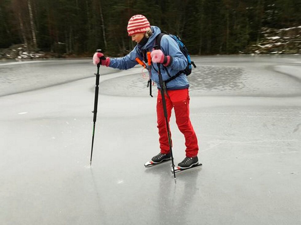 Istykkelsen kan sjekkes med en isstav, som er tyngre og spissere enn en skistav. Personen på bildet har også ispigger rundt halsen, og kasteline og tørt skift pakket vanntett i sekken. PRESSEFOTO