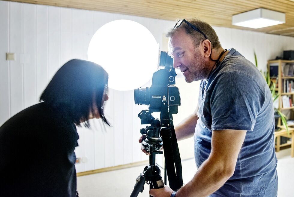 Torgrim Halvari ønsker å vise at samisk identitet handler om langt mer enn tradisjonelle klesdrakter. Her med rektor Eva Aira ved kunstskolen i Karasjok.
 Foto: Frøydis Falch Urbye
