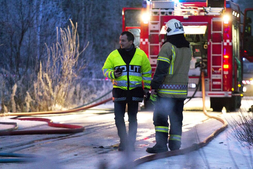 Kjell-Magne Grønnli (til venstre) fra politiet kunne opplyse at de som hører til boligene ble reddet ut.
 Foto: June  Helén Bjørnback
