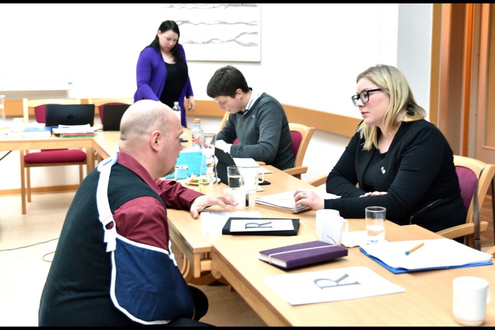 I forbindelse med den nye helse- og omsorgsplanen vedtok kommunestyret i Porsanger torsdag å gi administrasjonen fullmakt til å forhandle om en ny ettårsavtale med Solbrått aldershjem. Både Høyre og FrP stemte i mot dette og mente en ny avtale måtte ut på full anbudsrunde. Dette til tross for at administrasjonen avviste påstanden både i sitt saksfremlegg og verbalt i kommunestyret. Fra venstre: SVs Arnfinn Sjøenden, kommunestyresekretær Silvia Anette Siri, Høyres Jonas Nymo og Maja Stenbro Hanssen.
 Foto: Bjarn Arne Johansen