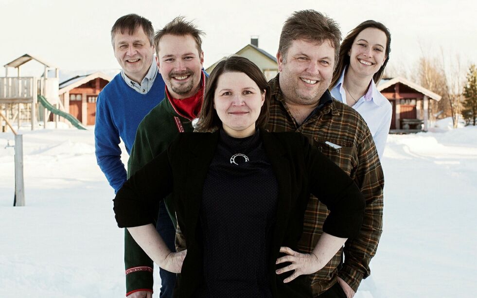 Po­se­ren­de an­sat­te i Sáp­mi Nær­ings­ha­ge. For­an står dag­lig le­der Sol­veig Ballo. 
Bak fra venst­re ser vi Svein Sjø­vei­an og Ant­je Schlecht. I mid­ten fra venst­re Mik­kel Sara og Mor­ten Bal­la­ri.
 Foto: Árvu