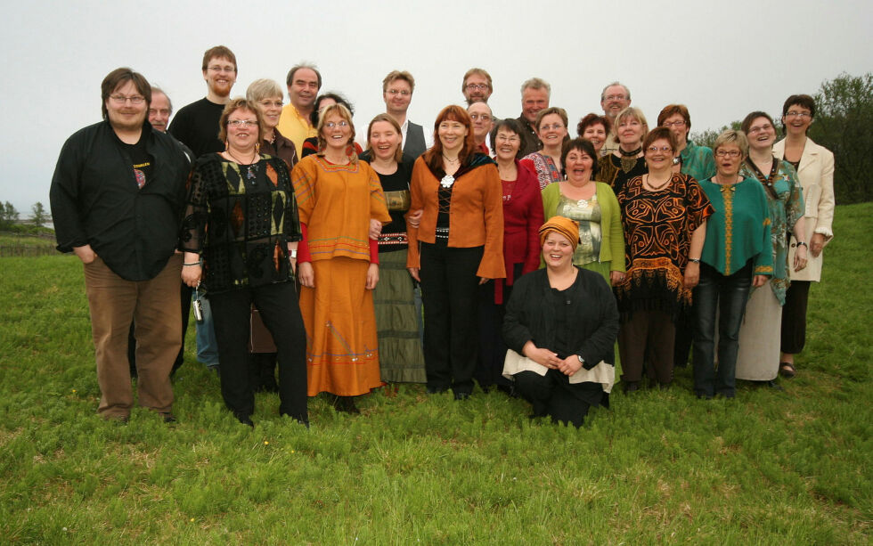 Koret fotografert på gressvollen ved Varanger samiske museum/Várjjat sámi musea (VSM) etter konserten i 2006. Det var mye glede og entusiasme å spore, og medlemmene var tydelig inspirert etter Afrika-turen.
 Foto: Mari-Ann Nilssen