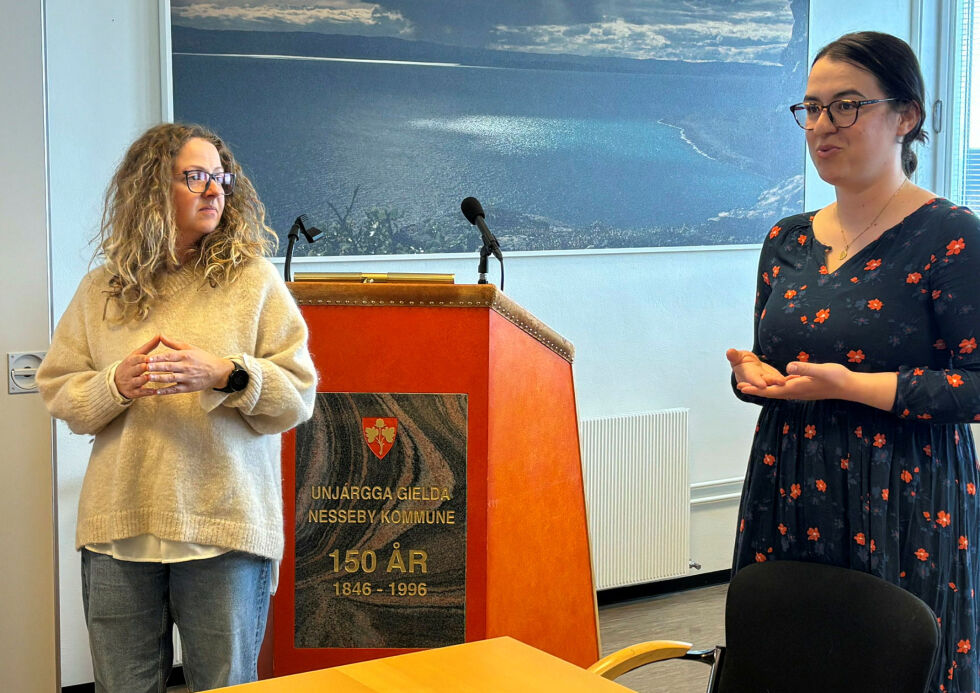 Seniorrådgiverne Kosuta Minela og Susanne Morales Ree fra likestillingssenteret KUN var ansvarlige for gjennomføringen av innspillsmøtet for Nesseby kommune.
 Foto: Thor Thrane