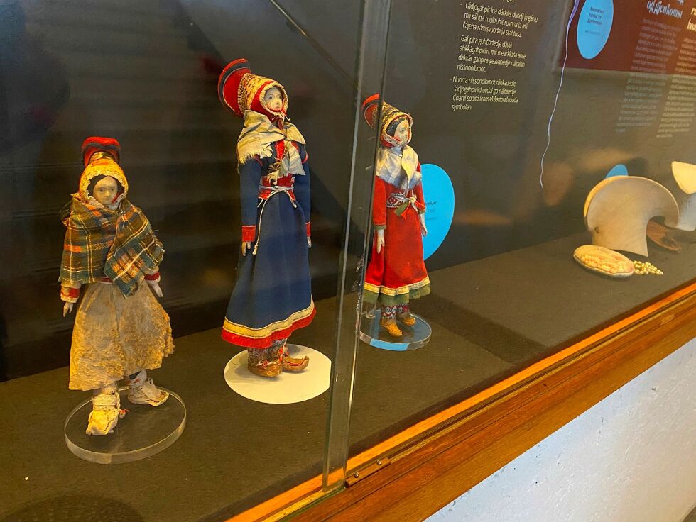 Det er også hen­tet frem, fra muse­ets sam­ling, tre duk­ker som alle har ládjogahpir på ho­det.
 Foto: Elin Wersland